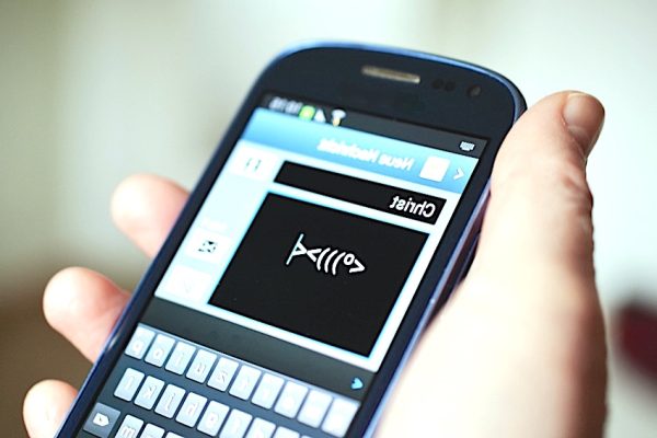 CELLULLARI E SMARTPHONE SÌ O NO A SCUOLA?