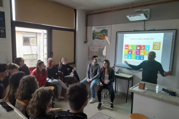 Ricercatori a scuola: il progetto ponte tra scuola e università