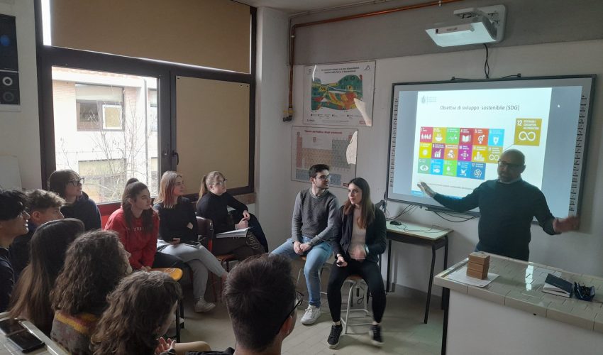Ricercatori a scuola: il progetto ponte tra scuola e università