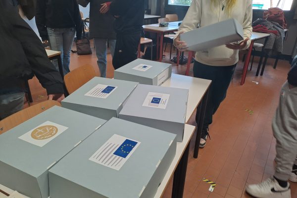 YEC è arrivato nelle scuole insieme alla scatole didattiche